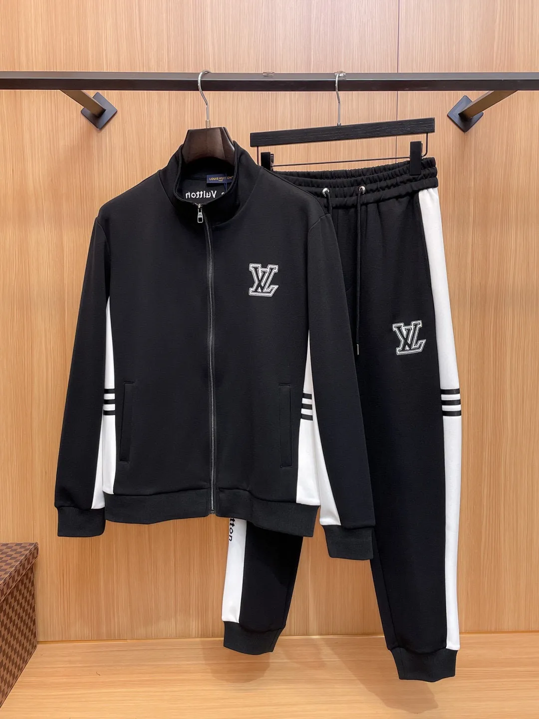 🅿️720 [LV Louis Vuitton] hot-selling suit is coming. Focus on the original version of the official website. 2025 new hot-selling cardigan and sweatshirt suit. The original order is the best. 🇭🇰The meticulous work of top designers. It has a fitting and perfect upper body effect. All-natural high-quality Tencel Roman cotton 100%, close-fitting comfort, noble and elegant! Original hardware embodies elegance and nobility! Counter size: M-3XL (maximum wear up to 190 pounds)